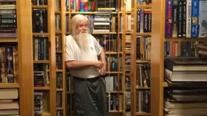 imagem do criador de forgotten realms ed greenwood em sua biblioteca, ele tb pode ser considerado um dos mais famosos personagens de D&D porque ele deu vida a Elminster o mago